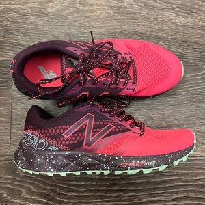 Women’s sz 6 New Balance All Terrain